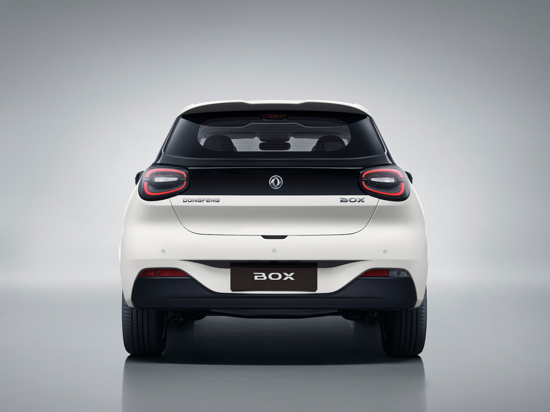 Vista trasera del Dongfeng Box, mostrando su diseño moderno y compacto.