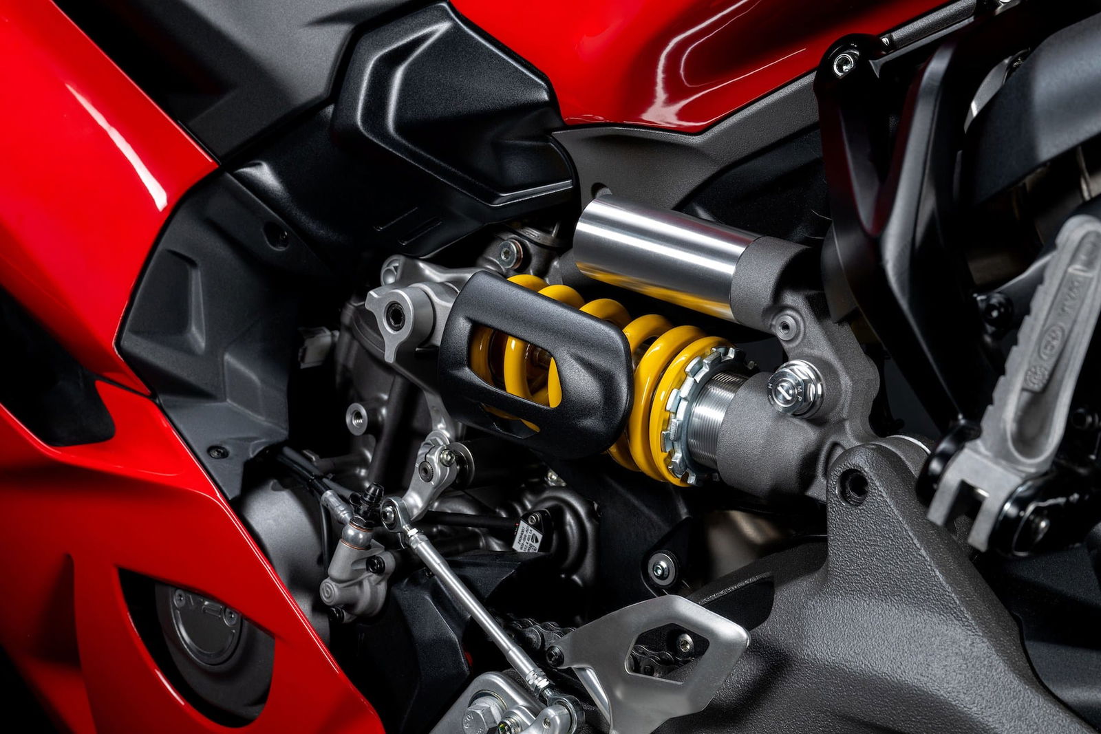 Vista del motor de la Ducati Panigale V2 2025, mostrando componentes de alta calidad. Vista del motor de la Ducati Panigale V2 2025, mostrando componentes de alta calidad.