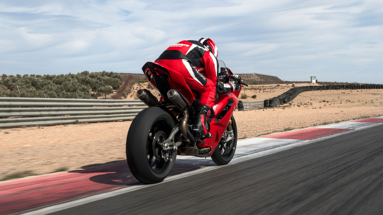 La Ducati Panigale V2 2025 destaca por su diseño agresivo y aerodinámico, ideal para los amantes de las motos. La Ducati Panigale V2 2025 destaca por su diseño agresivo y aerodinámico, ideal para los amantes de las motos.