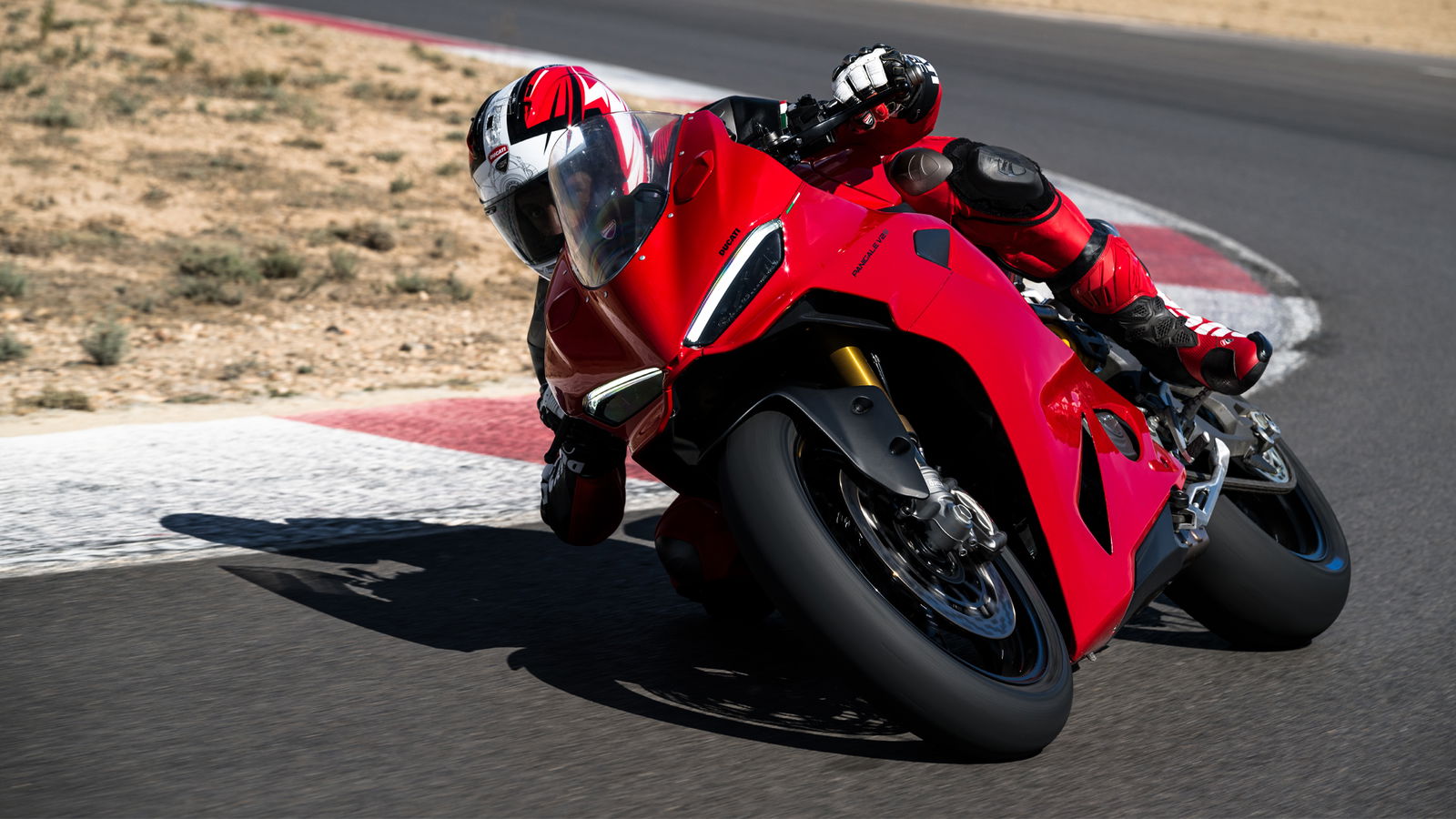 Moto de carreras con licencia de calle, limitada para A2 y ahora más asequible. Moto de carreras con licencia de calle, limitada para A2 y ahora más asequible.