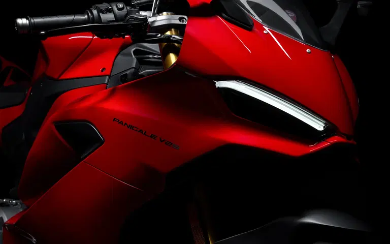Ducati Panigale V2 Moto deportiva de calle, con diseño agresivo y detalles pulidos.