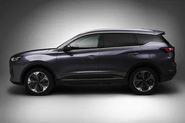 Vista lateral del Ebro S700, con diseño moderno y robusto. Vista lateral del Ebro S700, con diseño moderno y robusto.