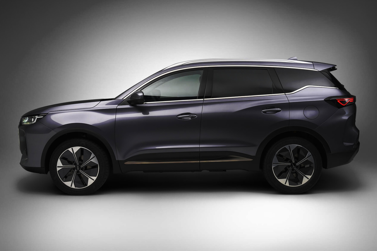 Vista lateral del Ebro S700, con diseño moderno y robusto. Vista lateral del Ebro S700, con diseño moderno y robusto.