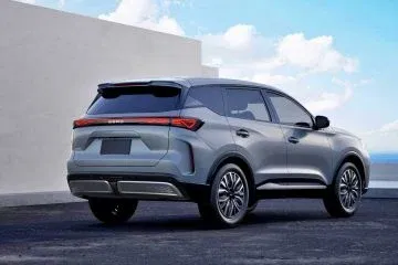 Vista posterior y lateral del SUV Ebro S700, mostrando su diseño moderno. Vista posterior y lateral del SUV Ebro S700, mostrando su diseño moderno.