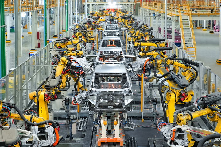 Fábrica de BYD con robots automatizando la producción de vehículos. Fábrica de BYD con robots automatizando la producción de vehículos.