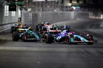 LAS VEGAS, NEVADA - NOVEMBER 23: Liam Lawson of New Zealand driving the (30) Visa Cash App RB VCARB 01 leads Fernando Alonso of Spain driving the (14) Aston Martin AMR24 Mercedes during the F1 Grand Prix of Las Vegas at Las Vegas Strip Circuit on November 23, 2024 in Las Vegas, Nevada. (Photo by Chris Graythen/Getty Images) // Getty Images / Red Bull Content Pool // SI202411240169 // Usage for editorial use only //
