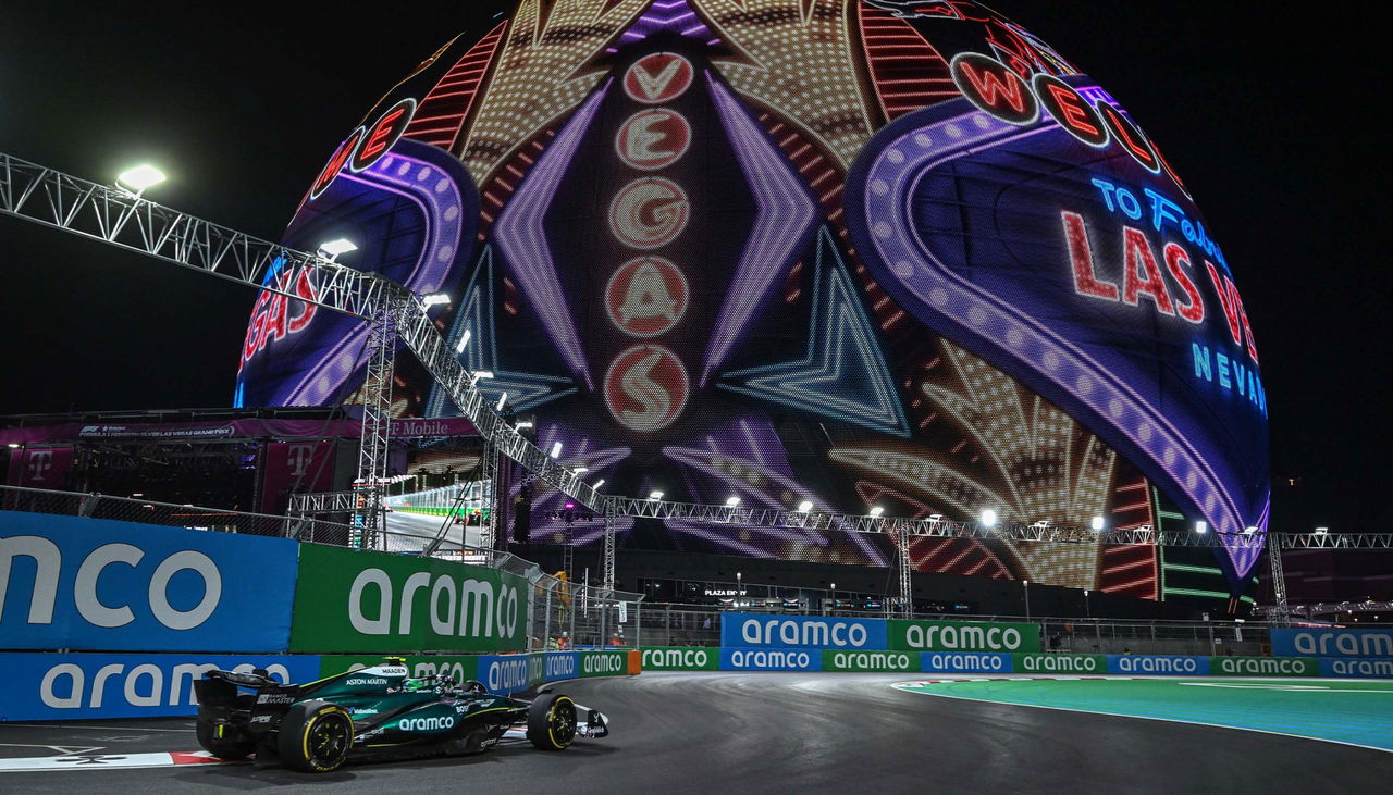 Fernando Alonso compite en Las Vegas, anhelando el próximo desafío con su Aston Martin.