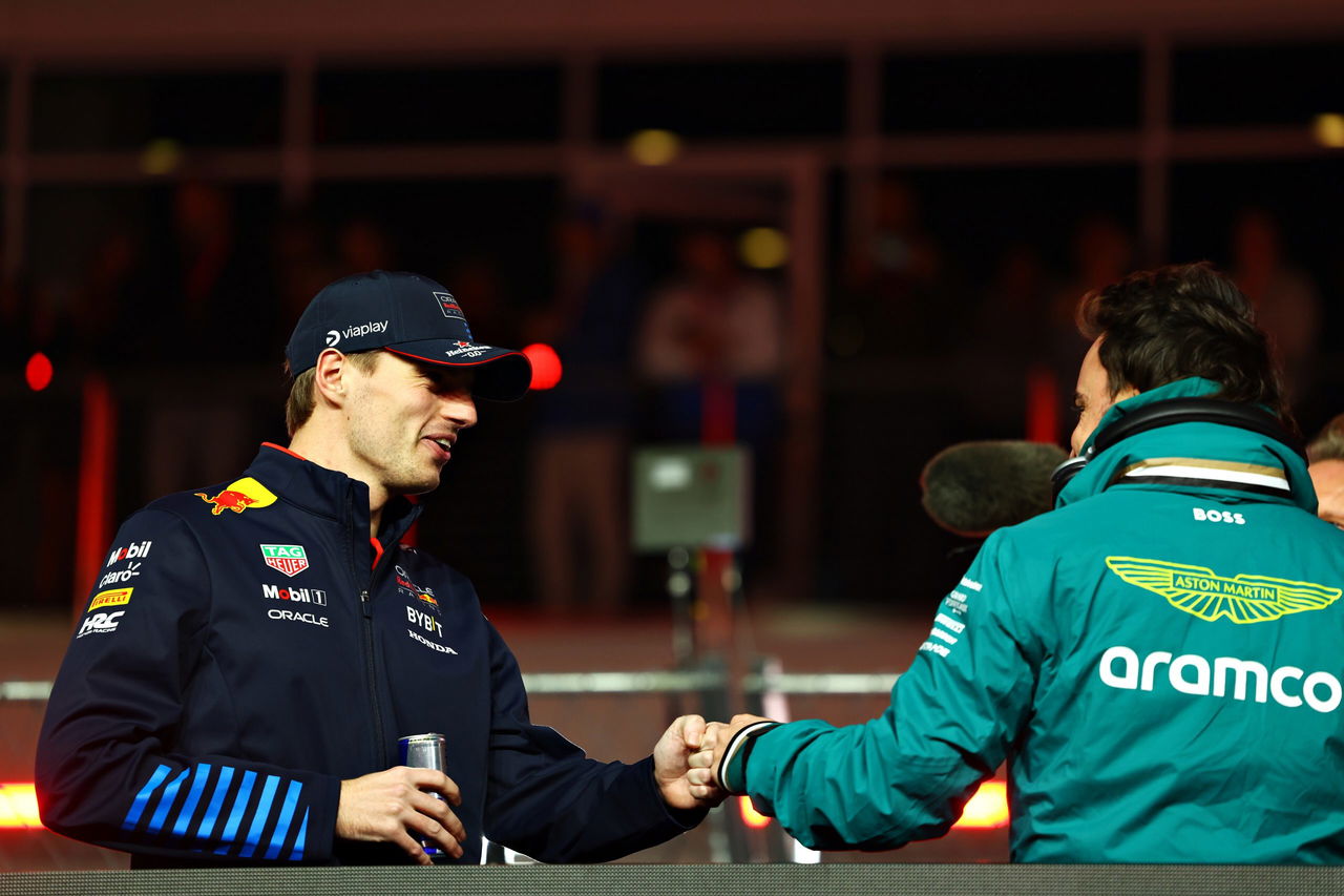 Fernando Alonso y Verstappen intercambian impresiones tras la carrera.