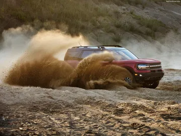 Este 4x4 compacto destaca por su diseño retro y potente rendimiento.