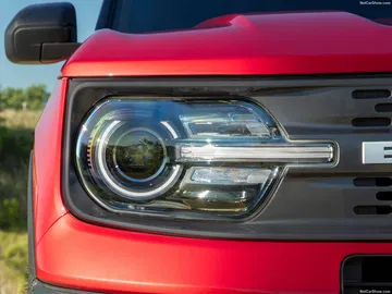 Detalle del faro delantero del Ford Bronco Sport, resaltando su diseño robusto y distintivo.