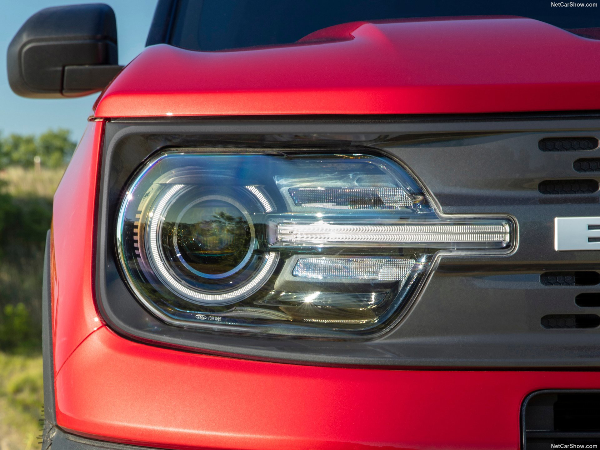 Detalle del faro delantero del Ford Bronco Sport, resaltando su diseño robusto y distintivo.