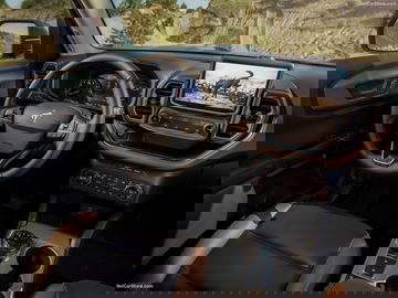 Interior del Ford Bronco Sport, destacando su diseño funcional y tecnológico.