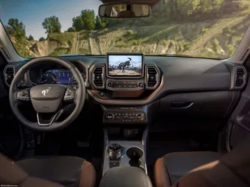 Vista del interior del Ford Bronco Sport, destacando su diseño moderno y funcionalidad.