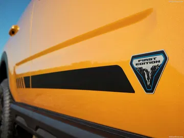 Vista del logotipo en el lateral del Ford Bronco Sport, resaltando su diseño distintivo.