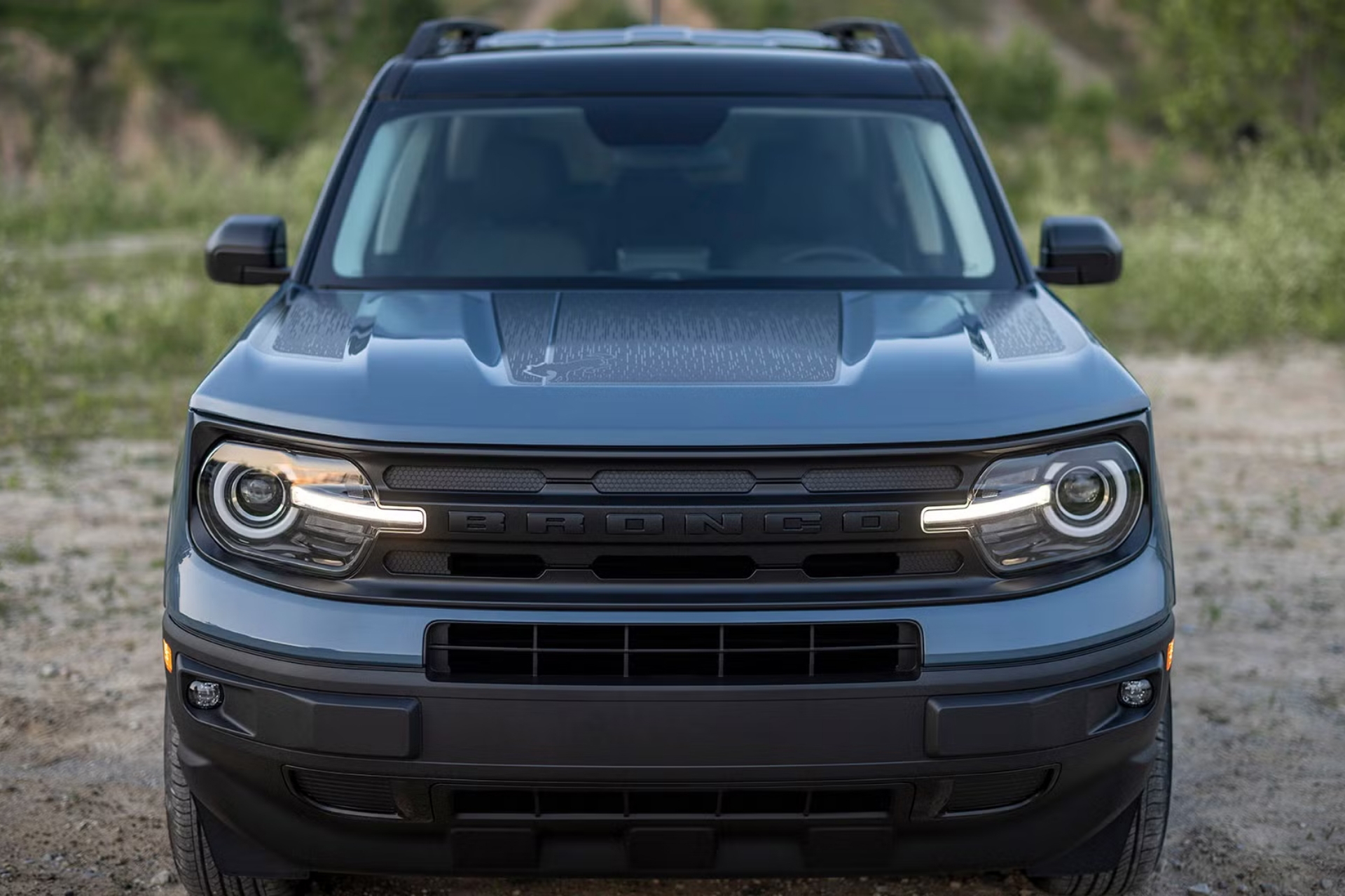 Vista frontal del Ford Bronco Sport, destaca su estilo robusto y retro.