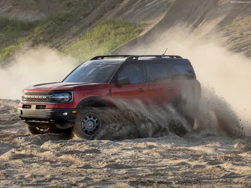 Este 4x4 compacto combina estilo retro y funcionalidad, ideal para aventuras en España.