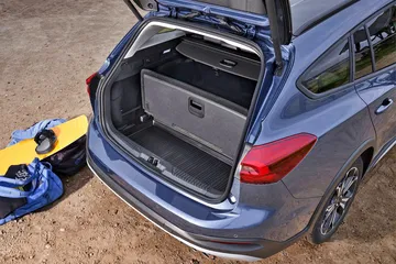 Amplio maletero de 635 litros, ideal para escapadas y actividades al aire libre.