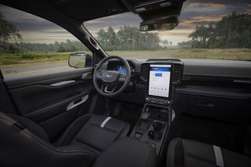 Interior del Ford Ranger PHEV 2025, con tecnología avanzada y diseño cómodo.