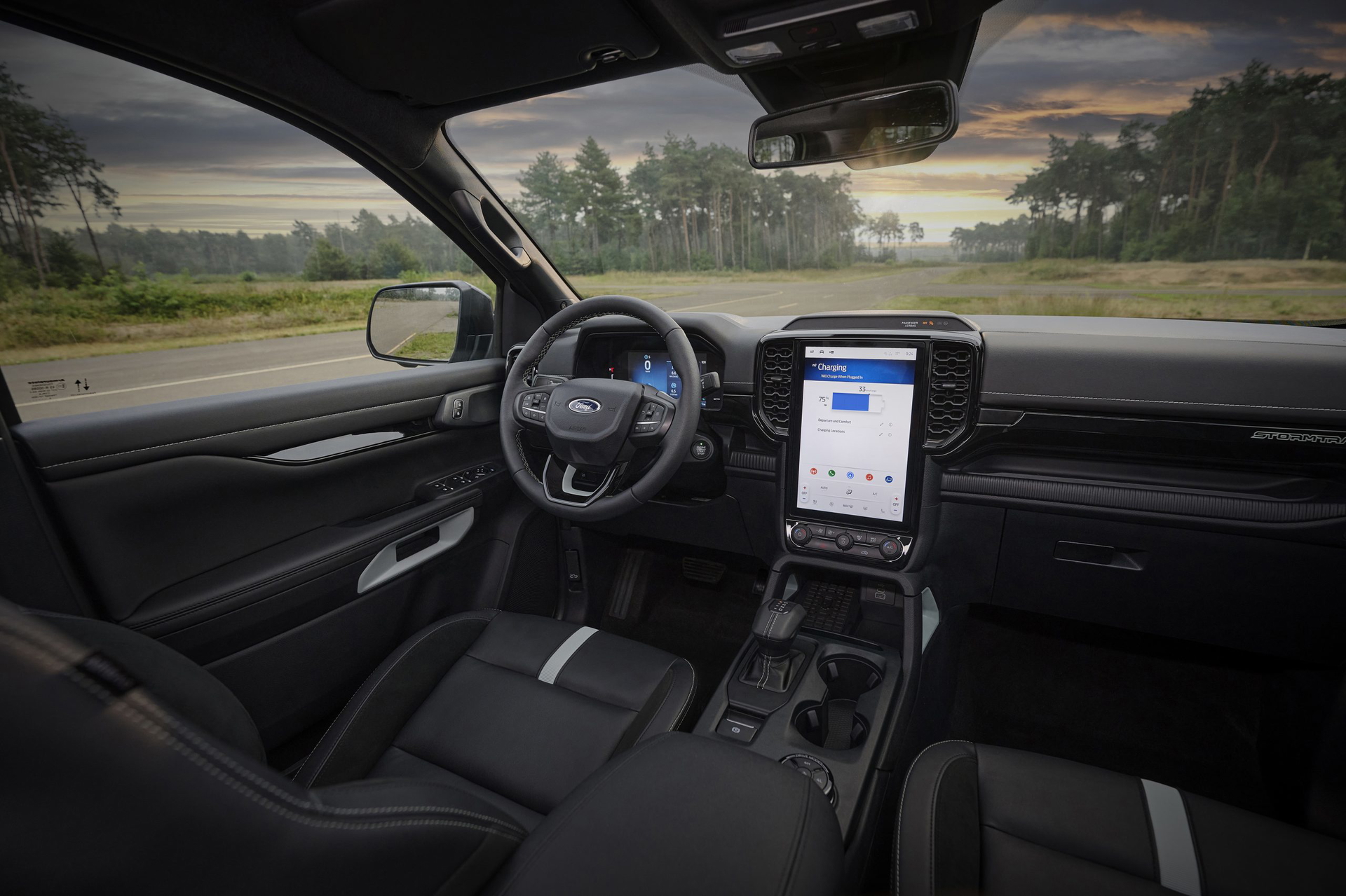 Interior del Ford Ranger PHEV 2025, con tecnología avanzada y diseño cómodo.
