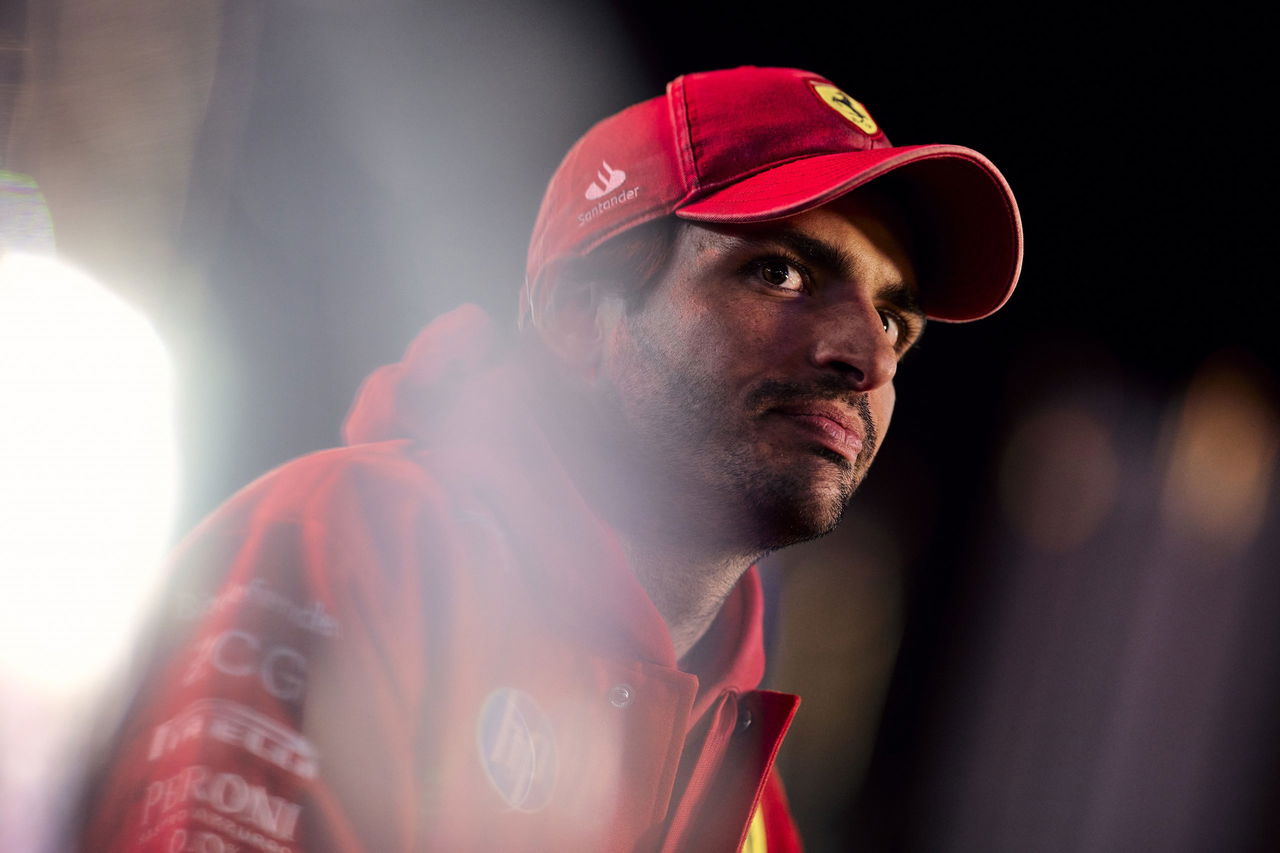 Carlos Sainz, enfocado y listo para la carrera en Las Vegas, aportando su experiencia a Ferrari.