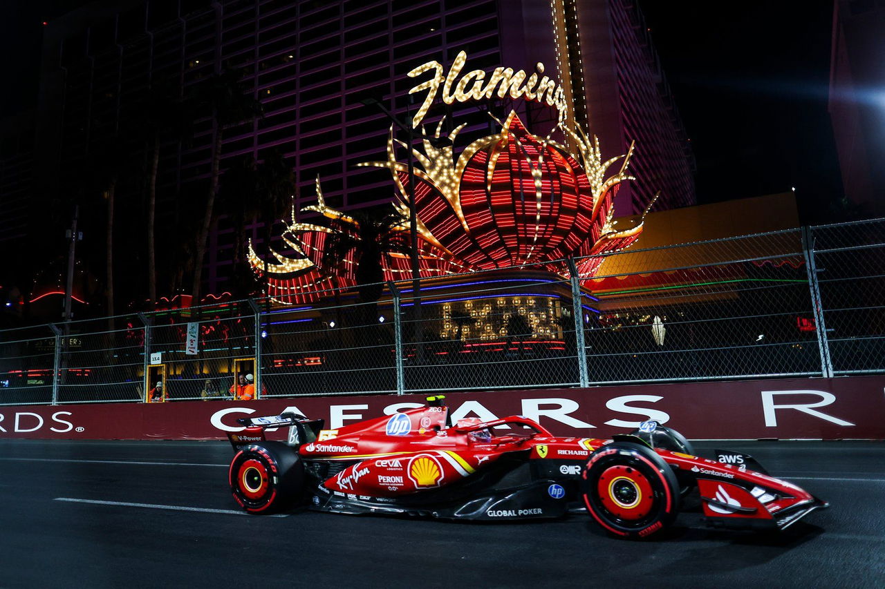 Carlos Sainz lidera la carrera en Las Vegas, mostrando el potencial del Ferrari.
