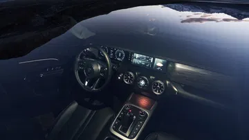 Vista del interior del GWM Tank 300, destacando su diseño moderno y tecnología intuitiva.