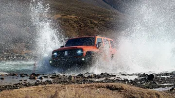 El GWM Tank 300 muestra su capacidad todoterreno al atravesar un río.