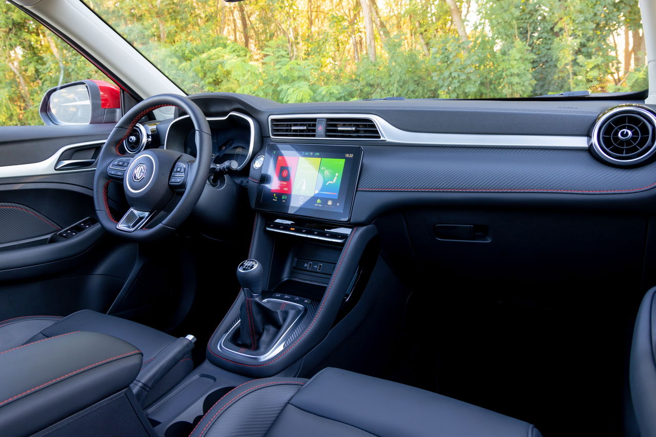 El habitáculo del MG ZS 2023 destaca por su diseño moderno y funcional. Ofrece comodidad y tecnología al alcance. 