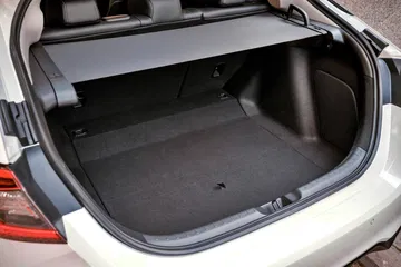 Maletero amplio y práctico del Honda Civic 2024, ideal para viajes y uso diario.