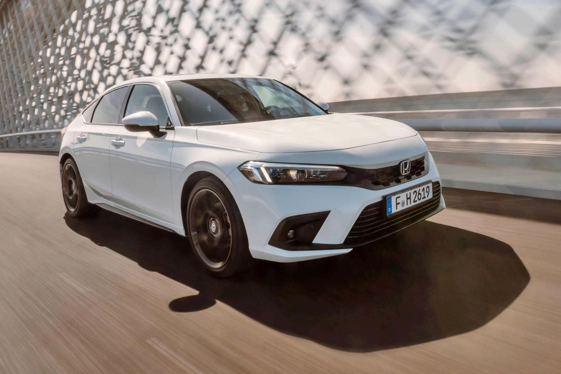 Vista dinámica del Honda Civic 2024, resaltando su diseño moderno y deportivo.