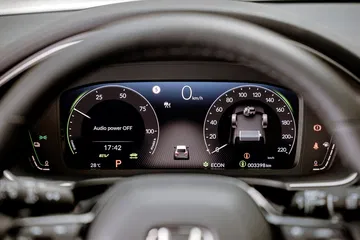 Panel de instrumentos del Honda Civic 2024, moderno y tecnológico.