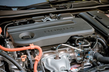 Motor eficiente mostrando componentes bidireccionales en el Honda Civic 2024.