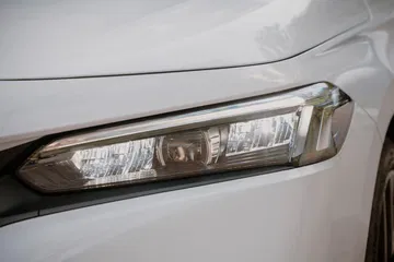 Vista detallada del faro del Honda Civic 2024, un diseño moderno y aerodinámico.