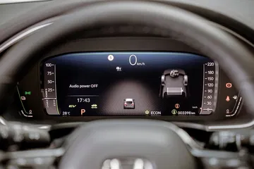 Pantalla digital del Honda Civic 2024 con gráficos modernos y tecnología avanzada.