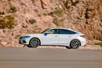 El Honda Civic 2024 destaca por su diseño aerodinámico y moderno, ideal para la conducción urbana.