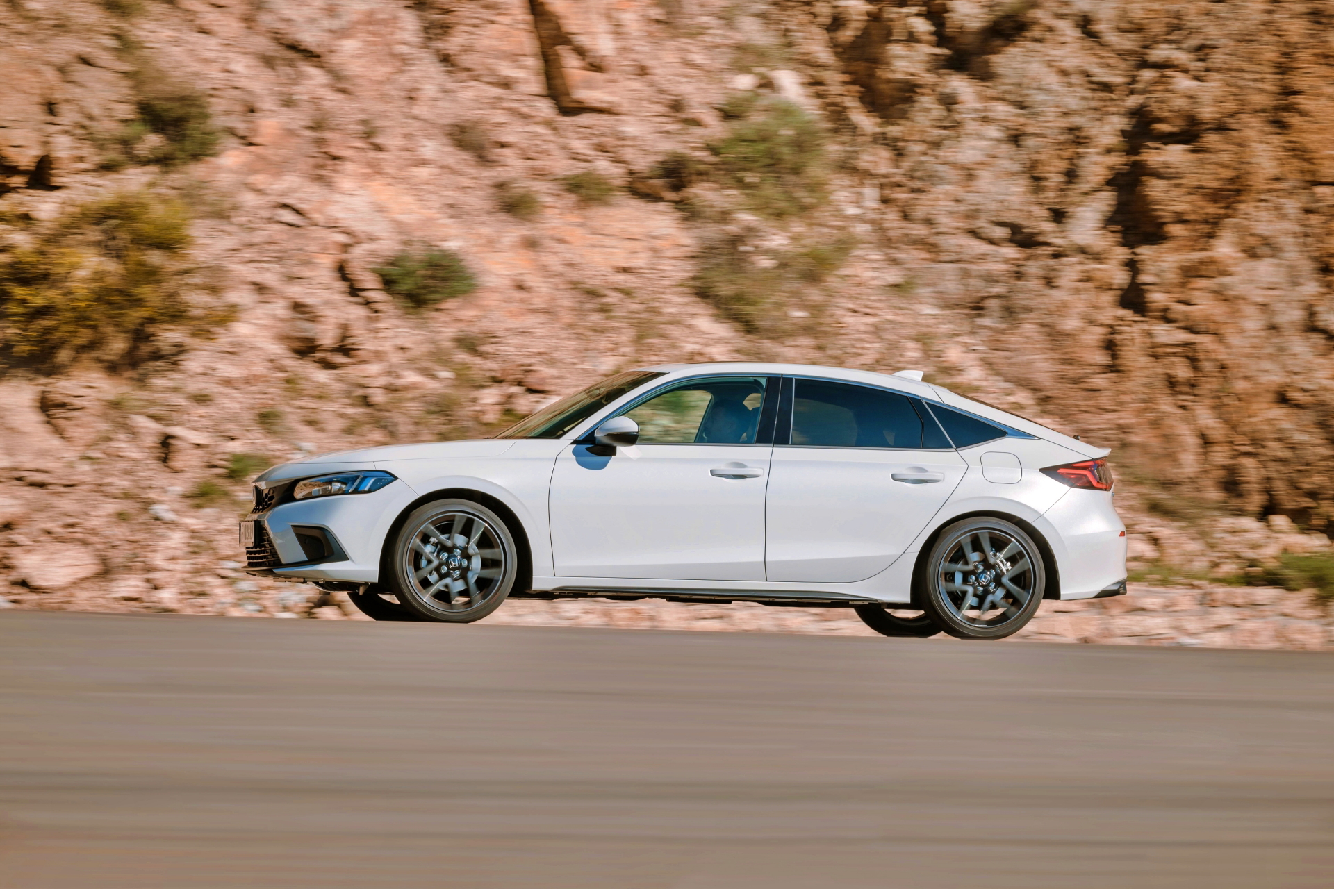 El Honda Civic 2024 destaca por su diseño aerodinámico y moderno, ideal para la conducción urbana.