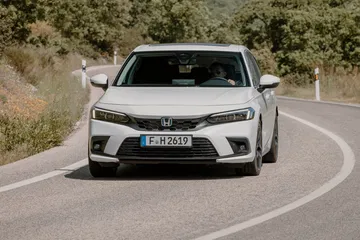 El Honda Civic 2024 destaca por su diseño aerodinámico y tecnología avanzada.