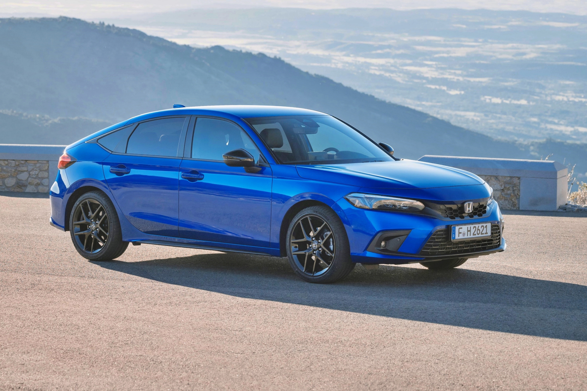 El Honda Civic 2024 destaca por su diseño aerodinámico y moderno. Ideal para ciudad y escapadas.