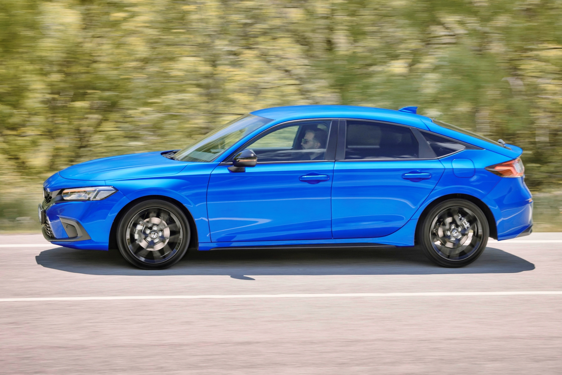 Vista lateral del Honda Civic 2024 que destaca su diseño dinámico y moderno.