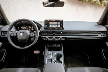 Moderno salpicadero del Honda Civic 2024, destaca su tecnología y confort.