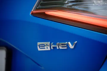 Detalle del logotipo e:HEV en el nuevo Honda Civic 2024, reflejando su tecnología híbrida.