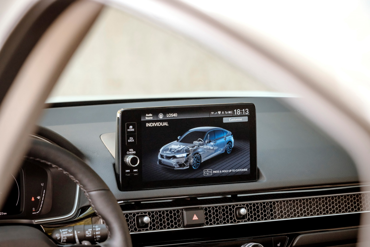Vista del panel de instrumentos y sistema de infoentretenimiento del Honda Civic 2024.