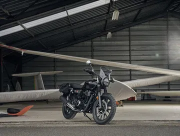 Honda GB350S en pose lateral, estilo neoclásico con acabados premium