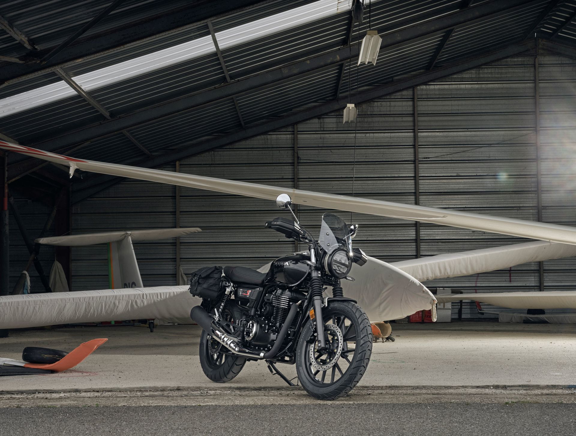 Honda GB350S en pose lateral, estilo neoclásico con acabados premium