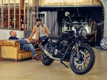 Honda GB350S en tonos oscuros, acabados de alta gama, perfecta para amantes de lo retro.