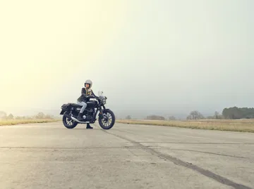 La Honda GB350S en plena acción, estilo neoclásico y fiabilidad japonesa en carretera.