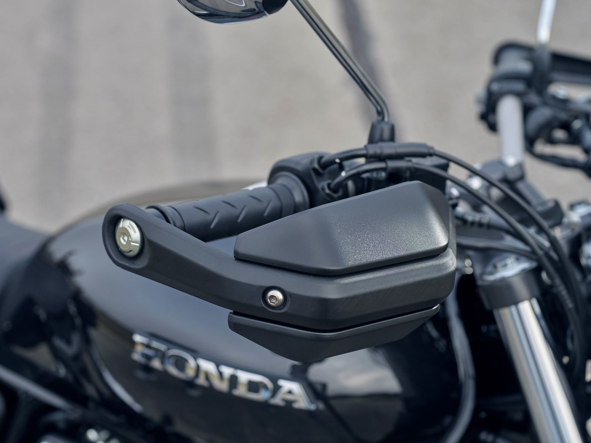 Vista lateral Honda GB350S destacando líneas neoclásicas y calidad japonesa