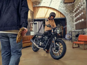 Honda GB350S en ambiente urbano, estilo neoclásico