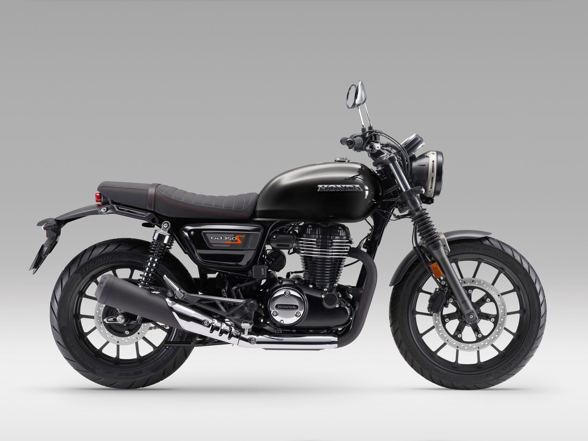 La Honda GB350S combina estilo retro con eficiencia japonesa, ideal para el carnet A2.