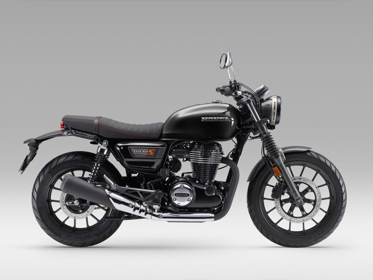 La Honda GB350S combina estilo retro con eficiencia japonesa, ideal para el carnet A2.